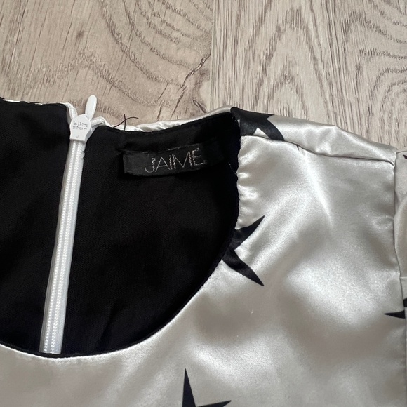 Jamie Girls Silk Wrap Effect Silver with Black Stars Sz. 8 - Picture 3 of 5